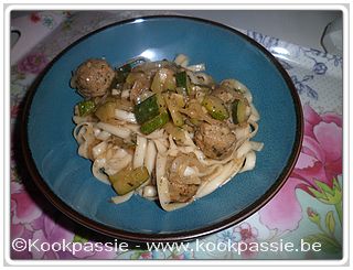 kookpassie.be - Gebakken ui, look, courgette en sojasaus met gehaktballetjes en udon noedels