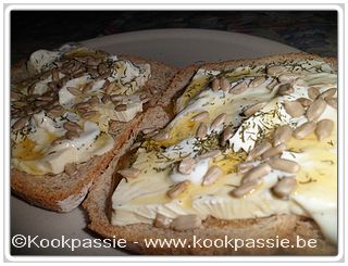 kookpassie.be - Geroosterd haverzemelenbrood met feta, griekse yoghurt, honing en dille