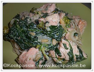 kookpassie.be - Spinazie, broccoli en zalm in kruidenboursinroomsaus en pijnboompitten