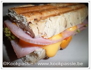 kookpassie.be - Speltbroodje met gekookte hesp, cheddar en Andalouse saus