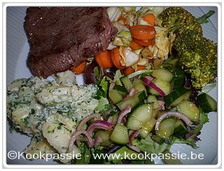 kookpassie.be - Limousine minuten steak, vrouwelijk rund met komkommersla, wortelen en spitskool, broccoli en aardappelen