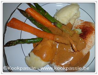 kookpassie.be - Gebakken kabeljauw, groene asperges en wortelen in de oven, puree en sausje van kreeftensoep gereduceerd met room
