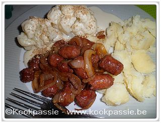 kookpassie.be - Merguez met uien gebakken, bloemkool, kaassaus en aardappelen