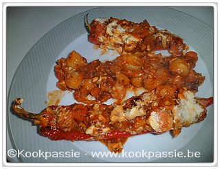 kookpassie.be - Rode puntpaprika opgevuld met feta, tonijn, peterselie en viskruiden met sausje van Tomato fritto, ui en worteljes en gnocchi
