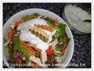 kookpassie.be - Koude pasta schotel met kip, sla, wortel, tomaat, ui en yoghurt, pitta, peterselie, look dressing