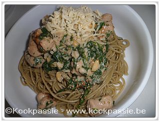 kookpassie.be - Gebakken kippenworst met spinazie en quinoa basilicum spaghetti in versekaas saus