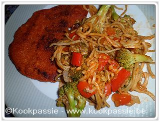 kookpassie.be - Wiener snitzel met rest noedels en spaghetti en gewokte broccoli en rode paprika in oestersaus, sojasaus, gember